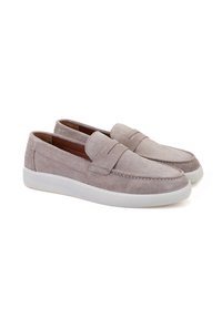 Hellgraue Wildleder-Loafer mit einem erhöhten Vorderband, weißer Gummisohle und kontrastierenden Nähten. Glatte Textur mit einem klaren Design.