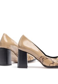 Tacchi in pelle patent beige con un tacco a blocco nero testurizzato e un inserto in stampa serpente testurizzato sui lati. Design a punta, silhouette elegante.