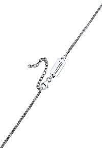 Zilveren kettingarmband met een platte tag met de gravure "Kuzzo'i", een kreeftsluiting en een verstelbare lengte met een extra schakeltje.