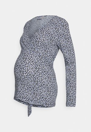 Długi rękaw top ciążowy z kopertowym dekoltem w kształcie litery V, czarna baza z drobnym wzorem kwiatowym w białym i jasnoniebieskim kolorze, wiązany detal na dole.