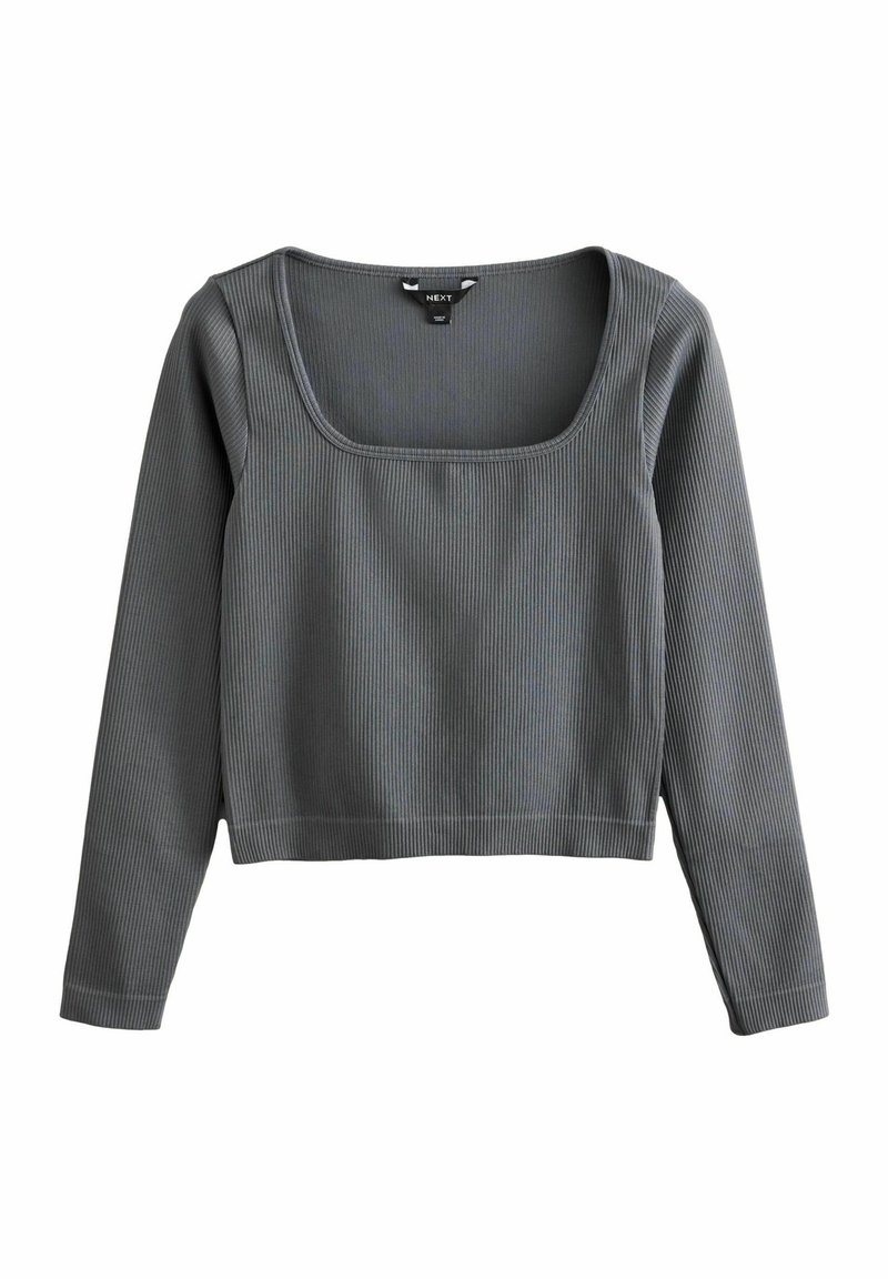 Haut gris à manches longues avec un col carré, texture côtelée et coupe cropped. Présente des ourlets nets et un design minimaliste, sans matériel visible.
