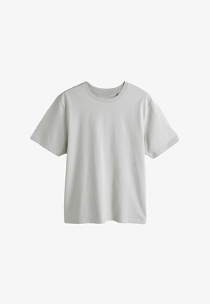 Világosszürke, rövid ujjú, kerek nyakú póló, laza szabással, fehér háttéren kiterítve.