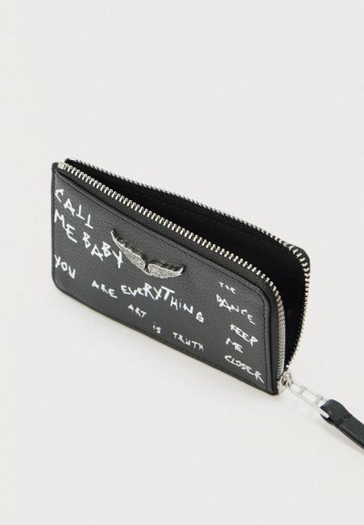 Juodas odinis piniginė su sidabriniu užtrauktuku, priekyje baltas ranka rašytas tekstas ir metalinė sparnuota detalė. Stačiakampio formos.