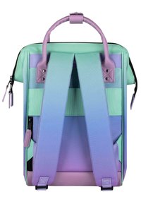 Rucksack mit einem Farbverlauf-Design in Mintgrün, Lavendel und sanftem Blau. Verfügt über zwei verstellbare Träger und einen gepolsterten Griff. Mit Reißverschluss gesicherte Tasche enthalten.
