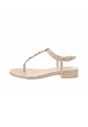 Tan platte sandalen met een T-band ontwerp, versierd met decoratieve accenten en een verstelbare enkelband. Glad lederen textuur.