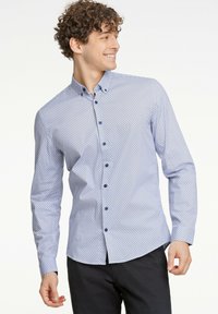Camicia button-up blu chiaro con motivo, colletto, maniche lunghe e bottoni scuri. Presenta una stampa geometrica e una vestibilità regolare.