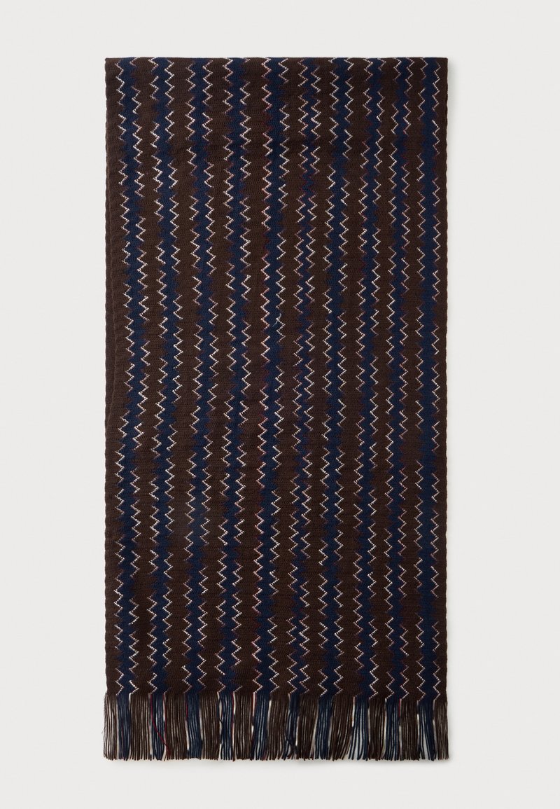 Écharpe rectangulaire avec des rayures en zigzag verticales marron, marine et beige, finie avec de longues franges sur un bord court.