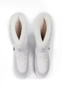 Weiße Knöchelstiefel mit goldenen Sprenkeln, Kunstfellfutter, glatte Oberfläche und Gummisohle. Sie verfügen über einen leichten Absatz und seitliche Akzente.