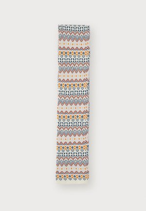 Écharpe tricotée en blanc avec des motifs géométriques multicolores, incluant des accents rouges, bleus et orange. Texture douce, forme rectangulaire.