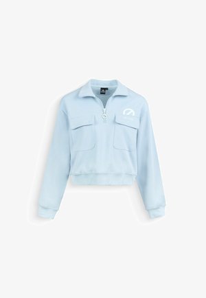 Lichtblauwe cropped sweatshirt met lange mouwen, ritssluiting aan de voorkant, twee klepzakken en een klein wit logo op de linkerborst.