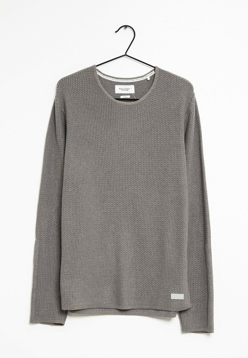 Pull gris texturé à manches longues avec col rond suspendu sur un cintre noir sur fond blanc.