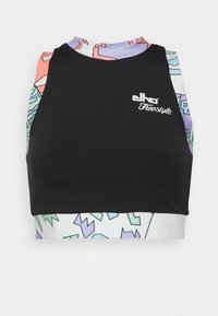 Top desportivo preto com mangas em padrão geométrico multicolorido e logótipo branco. Material suave e elástico com um design ajustado.
