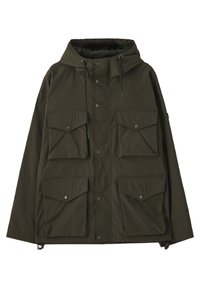 Veste à capuche vert foncé avec quatre poches avant à rabat sécurisées par des boutons-pression et cordons réglables sur la capuche et l'ourlet.