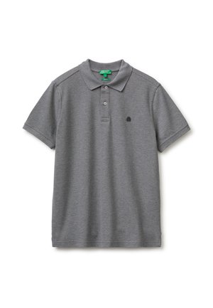Graues Polohemd mit kurzen Ärmeln, zwei Knöpfen vorne, kleinem schwarzem Sticklogo auf der linken Brust und einem umgeschlagenen Kragen auf weißem Hintergrund.