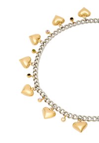 Guld hjerteformede charms på en sølvkæde halskæde, med farverige sten vedhæftet hver charm, der skaber et legesyg design.