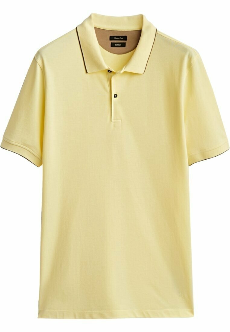 Gele polo met korte mouwen, voorzien van een drieknoopsbies, contrasterende donkere bies bij de kraag en een gladde, zachte stoftextuur.