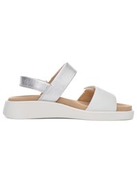 Weiß-silberne Sandale mit offenem Zehenbereich, gepolstertem Fußbett, verstellbarem silbernem Knöchelriemen und weißer flacher Sohle.