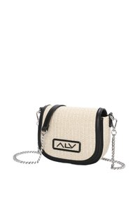 Borsa a tracolla intrecciata beige con dettagli neri, forma rettangolare, tracolla in catena argentata e una grande etichetta con logo nero sulla parte anteriore.