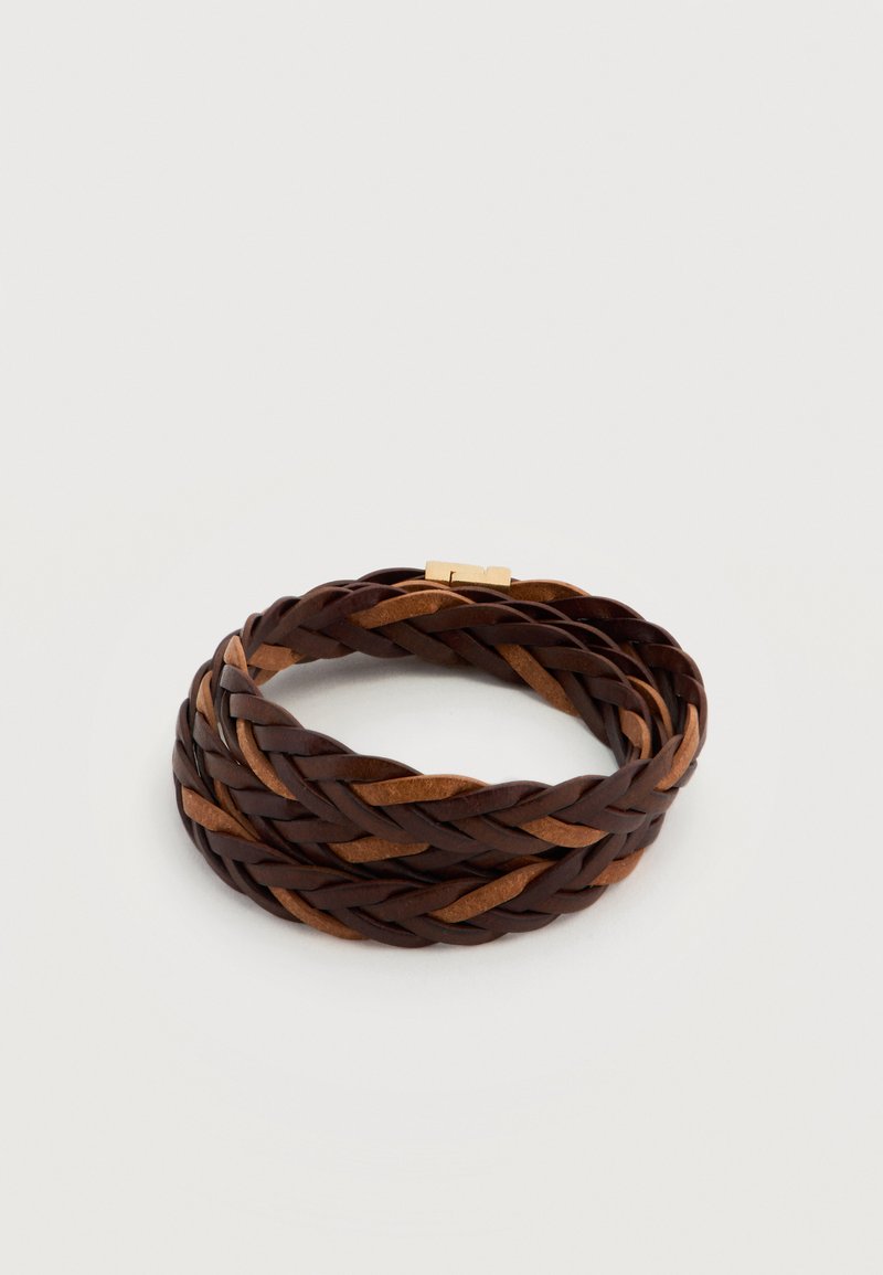 Πλεξούδα δερμάτινου βραχιολιού σε σκούρες και ανοιχτές καφέ αποχρώσεις με ένα μικρό κούμπωμα χρυσαφί σε λευκό φόντο.