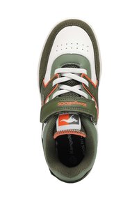 Grüne und weiße Sneakers mit orangefarbenen Akzenten, ausgestattet mit einem Klettverschluss und Schnürsenkeln. Sie bestehen aus Netz- und synthetischen Materialien und haben eine strukturierte Oberfläche.