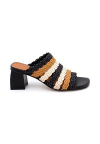 Sandalia deslizante tejida en negro, marrón y beige con tacón cuadrado. Presenta amplias bandas trenzadas y una plantilla negra lisa.