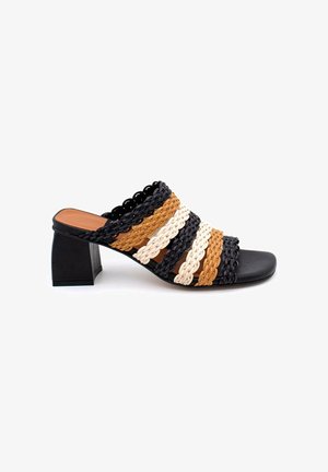 Sandal a infradito intrecciata nera, marrone e beige con tacco a blocco. Presenta larghe fasce intrecciate e una soletta nera liscia.