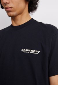Carhartt WIP RUNAWAY - T-shirts med print - black/wax