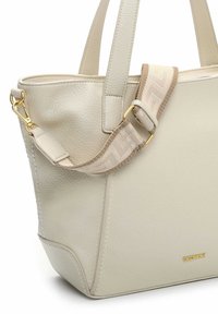 Beigenvärinen nahkainen olkalaukku, jossa on tekstuuri, kaksi yläkahvaa ja irrotettava kuvioitu olkahihna. Laukussa on kullanväriset metalliosat.