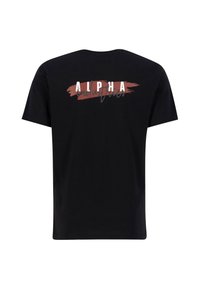 Sort t-shirt med en ryggrafik med ordet "ALPHA" i hvidt og røde penselstræk. Lavet af bomuld, kortærmet, rund hals.