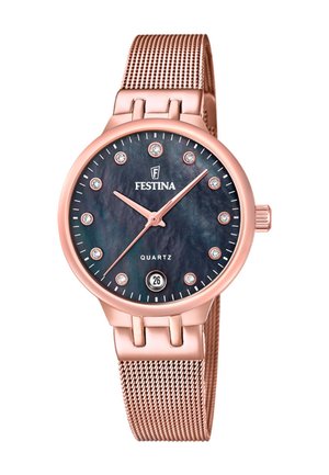 Montre avec bracelet en maille rosée, cadran en nacre noire, accentuée par des index horaires en cristal, affichage de la date et mouvement à quartz.