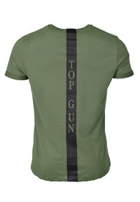 Oliwkowa koszulka z krótkim rękawem z pionowym czarnym panelem z napisem "TOP GUN" w zielonych literach na plecach. Miękka tekstura, klasyczny krój.