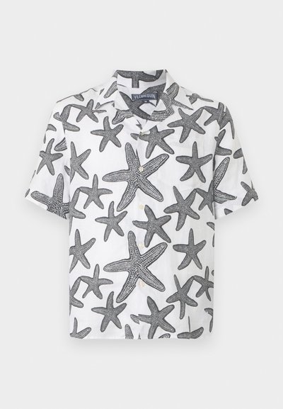 Majica kratkih rukavov iz belega blaga z vzorcem črnih morskih zvezd. Zasnova s tipkami spredaj in ovratnikom. Lahka lanena tkanina.