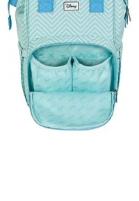 Mochila azul claro con un patrón en zigzag, que cuenta con un compartimento frontal con cremallera, dos bolsillos de malla y un forro interior con marca.