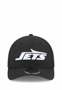 Schwarze Baseballmütze aus Stoff, mit einem weißen, gestickten "JETS"-Logo auf der Vorderseite. Strukturierte Form mit einem gebogenen Schirm.