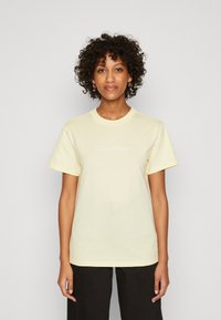 Calvin Klein HERO LOGO REGULAR - Camiseta estampada - mimosa yellow