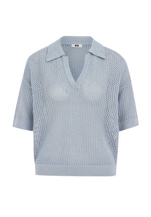 Svetlo modra kratka majica iz mrežastega pletenja s ovratnikom in V-izrezom, ohlapnega kroja z rebrastimi manšetami in spodnjim robom.
