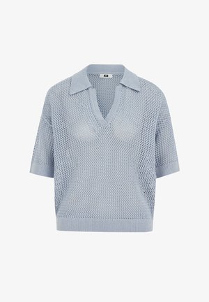Svetlo modra kratka majica iz mrežastega pletenja s ovratnikom in V-izrezom, ohlapnega kroja z rebrastimi manšetami in spodnjim robom.
