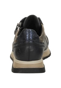 Baskets noires à finition métallique avec un talon texturé, des côtés élastiques et une fermeture éclair. Présentent une semelle en caoutchouc et des accents beiges contrastants.