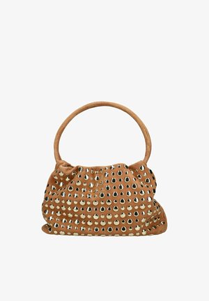 Bolso de ante marrón con asa redondeada, adornado con tachuelas redondas de oro distribuidas uniformemente en el frente y los laterales.