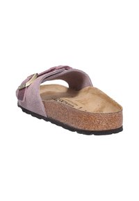 Sandale à glisser en daim violet avec une semelle en liège, design incurvé, sangle réglable avec boucle métallique et semelle intérieure texturée pour le confort.