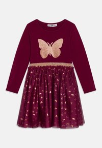 Burgundowa sukienka z długimi rękawami, z brokatowym wzorem motyla na górze i warstwową spódnicą z tiulu z złotymi wzorami motyli.