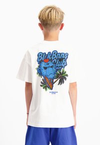 Witte katoenen t-shirt met een kleurrafische afbeelding van een ijcone met een blauwe gezicht en palmbomen, gestyled met vetgedrukte tekst op de achterkant.