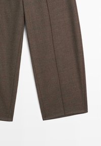 Pantalon marron droit avec un pli sur le devant de chaque jambe, présenté sur fond blanc.