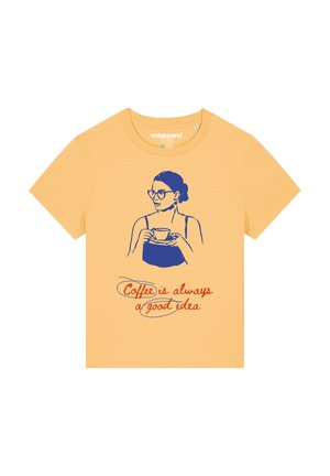 Gele t-shirt van zacht katoen, met een blauwe afbeelding van een vrouw die een koffiekop vasthoudt en de tekst "Koffie is altijd een goed idee" in het rood.