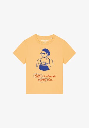 Gele t-shirt van zacht katoen, met een blauwe afbeelding van een vrouw die een koffiekop vasthoudt en de tekst "Koffie is altijd een goed idee" in het rood.