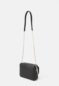 Borsa a tracolla sintetica nera con forma rettangolare, superficie liscia, tracolla a catena e chiusura con zip. Presenta una maniglia laterale per un trasporto facile.