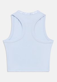 Ανοιχτό μπλε αμάνικο crop top με ριμπ υφή. Διαθέτει φάρδεια άνοιγμα στα μανίκια και γιακά με το λογότυπο «Nike» σε λευκά γράμματα.