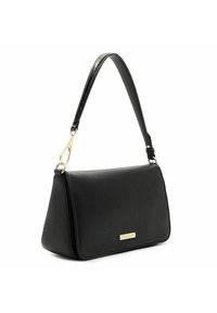 Bolso de mano de cuero negro texturizado con una silueta estructurada, que presenta un detalle en tono dorado en la parte frontal y una correa desmontable.