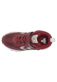 Bordeauxfarbene Sportschuh mit einem Obermaterial aus Textil, weißer Gummisohle, Klettverschluss und Logo auf der Zunge. Verfügt über einen gepolsterten Kragen und eine abgerundete Zehenpartie.