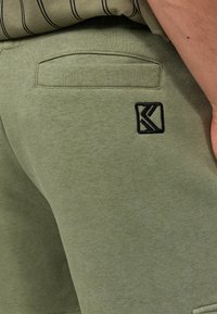 Karl Kani Cargobyxor - khaki